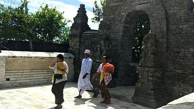 Храм Улувату на Бали и вид на Индийский океан со скалы смотреть онлайн