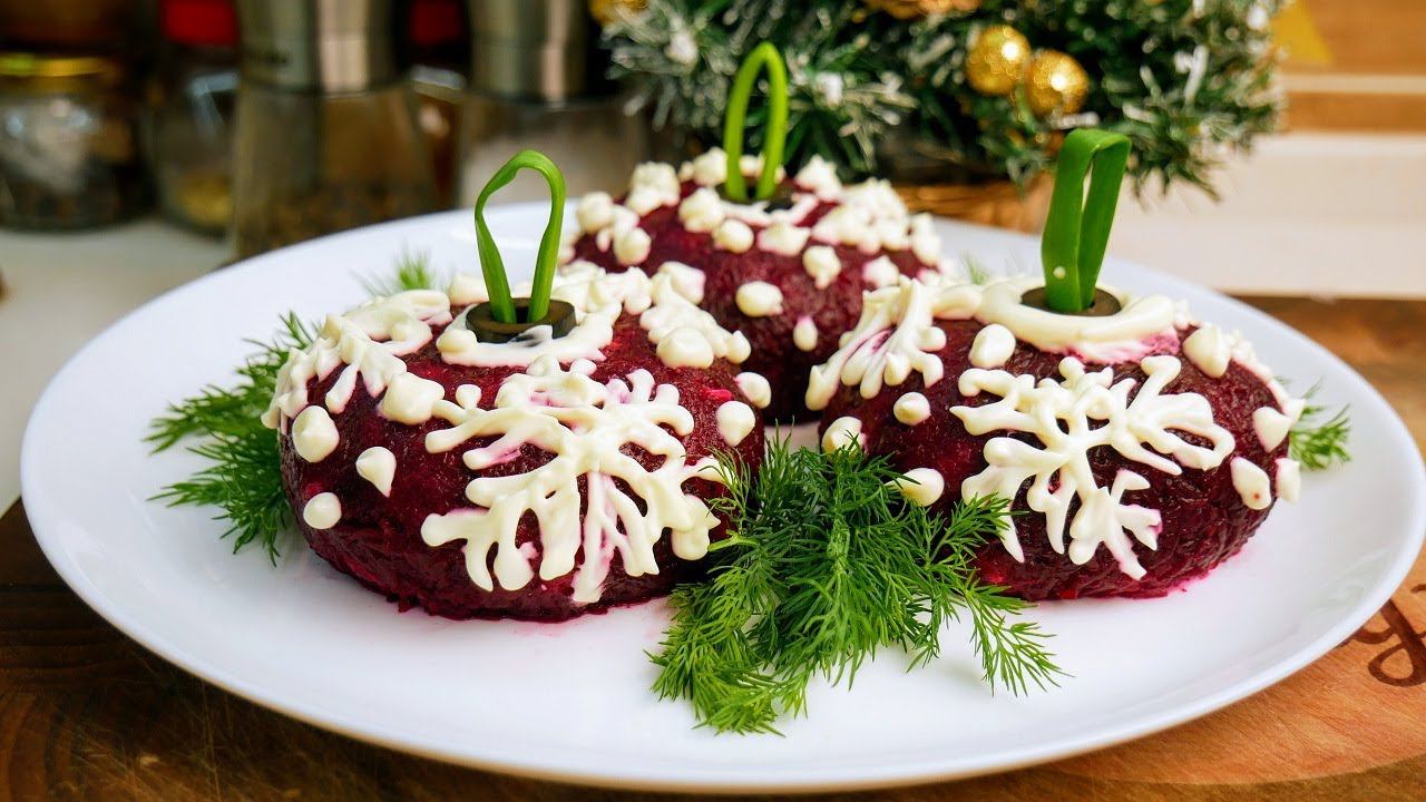 Селёдка под шубой ЁЛОЧНЫЕ ИГРУШКИ. Новогодний САЛАТ, цыганка готовит. смотреть онлайн