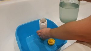 Регенерация картриджа фильтра для смягчения воды.