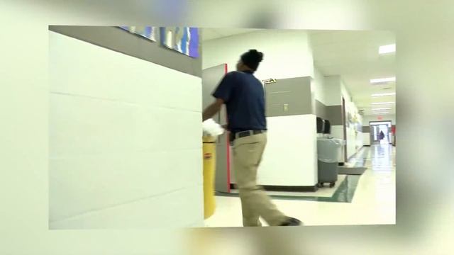 "Уборщик" ежедневно ездил на работу 170 км. Вот, что сделали коллеги, когда об этом УЗНАЛИ! смотреть онлайн