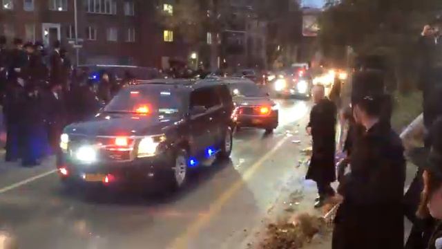 Satmar Rebbe of Williamsburg Leaves To Eretz Yisroel Video 2 смотреть онлайн