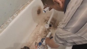 Как за пять минут снять старый чугунный советский сифон с ванны и установить новый.