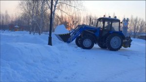 Трактор на уборке снега в городе