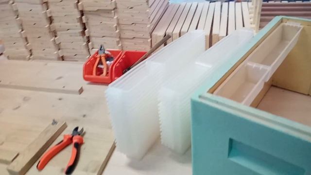 Внутриульевая кормушка для стимулирующей весенней подкормки пчел.