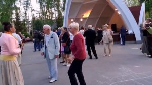 ПОДАРОК СУДЬБЫ! ТАНЦЫ В ПАРКЕ ГОРЬКОГО ХАРЬКОВ СЧАСТЛИВЫЕ ДНИ.mp4