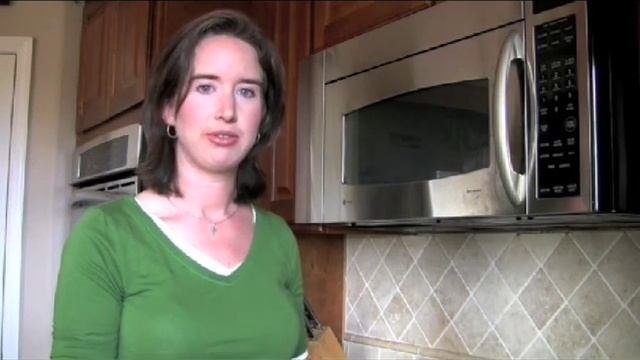 Cleaning the microwave with lemons смотреть онлайн