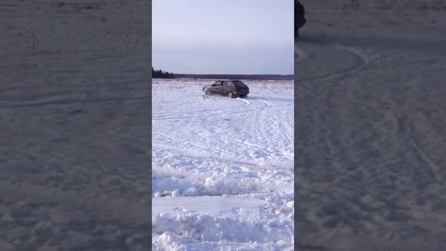 С  цепями на восьмерке по снежному полю