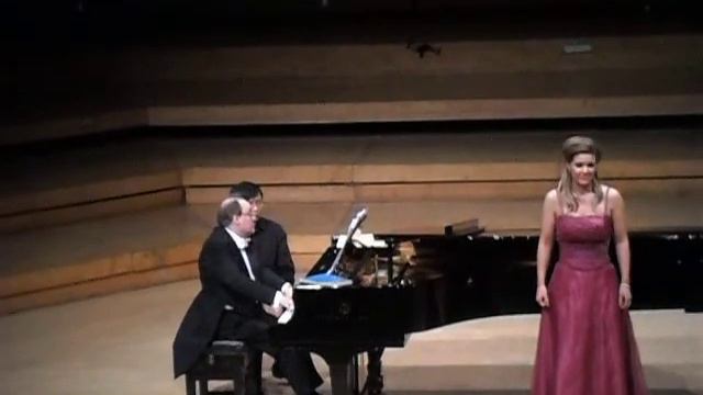 Lianne singing 'Sweet Isabell' from 'A Garland for Marjory Fleming' by Richard Rodney Bennett смотреть онлайн