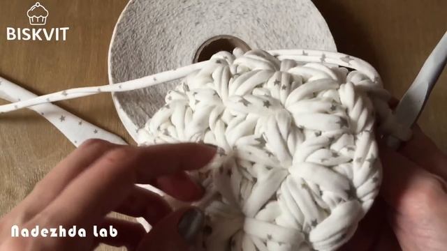 Корзинка из трикотажной пряжи. Узор Звездочки / Цветочки крючком смотреть онлайн