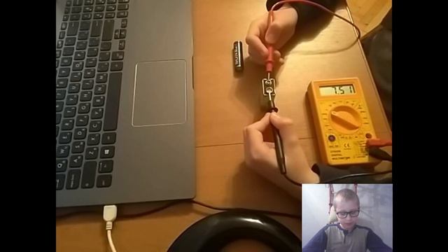 Как пользоваться мультиметром в режиме вольтметра. (Постоянный ток) смотреть онлайн