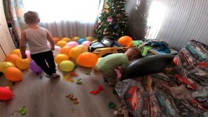ДЕТИ ЛОПАЮТ МНОГО ВОЗДУШНЫХ ШАРОВ,Balloons