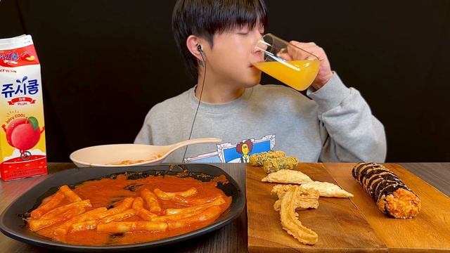🥵🌶️ 신전떡볶이, 치즈김밥, 모둠튀김 먹방 Spicy Tteokbokki, cheese gimbap, and assorted fried food MUKBANG смотреть онлайн