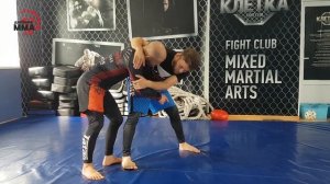 Эффективный вариант защиты от броска через бедро с продолжением атаки.