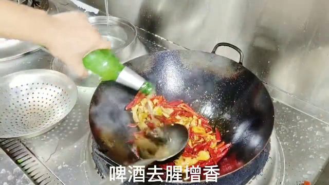 谭师傅教你一招制作湖南名菜“姜辣凤爪”|湘菜小厨 смотреть онлайн