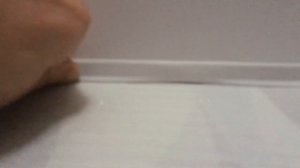 После установки натяжного потолка остались щели между заглушкой и стеной. Как исправить...