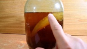 Если чайный гриб не всплыл полностью и стоит боком