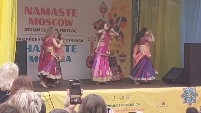 Прогулки по Москве. Фестиваль "Намасте" в посольстве Индии. Часть 2. Танцы, мехенди и примерка сари смотреть онлайн