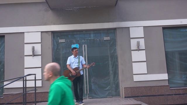 Уличный музыкант красиво поет смотреть онлайн