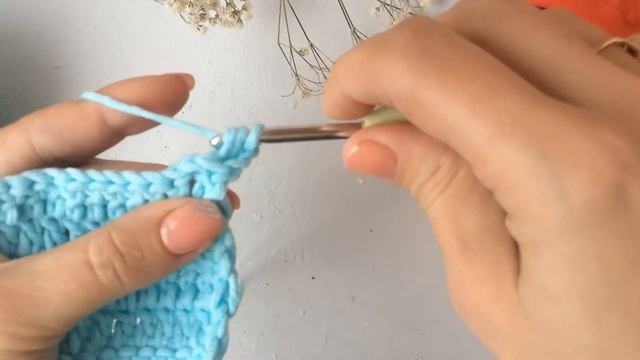 ВЯЗАНИЕ КРЮЧКОМ ДЛЯ НАЧИНАЮЩИХ // ВОГНУТЫЕ СТОЛБИКИ С НАКИДОМ смотреть онлайн