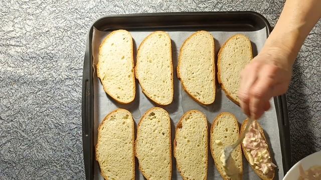 Дешёвые бутерброды с плавленым сырком и сосисками