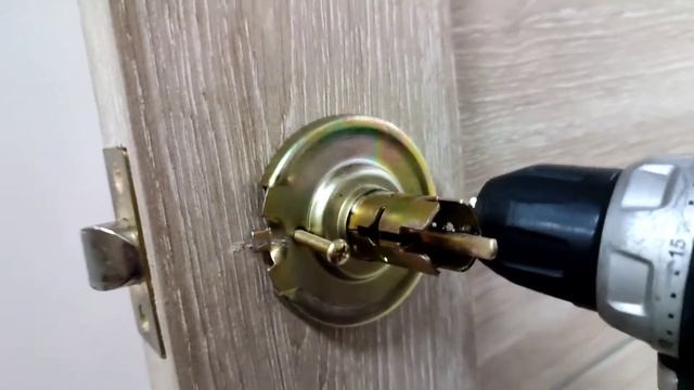 Как снять ручку межкомнатной двери КРУПНЫМ ПЛАНОМ, БЕЗ КЛЮЧА. смотреть онлайн