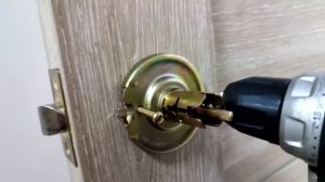 Как снять ручку межкомнатной двери КРУПНЫМ ПЛАНОМ, БЕЗ КЛЮЧА.