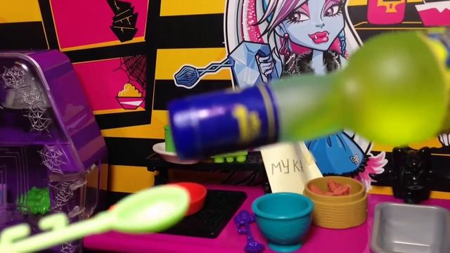 Stop motion Monster high Готовим рыбу в кляре Cook the fish in batter смотреть онлайн