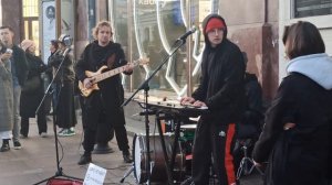 Исполнение Нойз МС в оцеплении ОМОНа