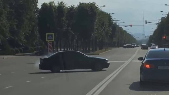 BMW M5 Е39, Рисует на асфальте...!) смотреть онлайн