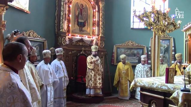 Божественна Літургія у Свято-Михайлівському храмі м. Комарно смотреть онлайн