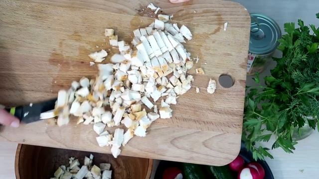 Салат из курицы с редиской и зеленым горошком смотреть онлайн