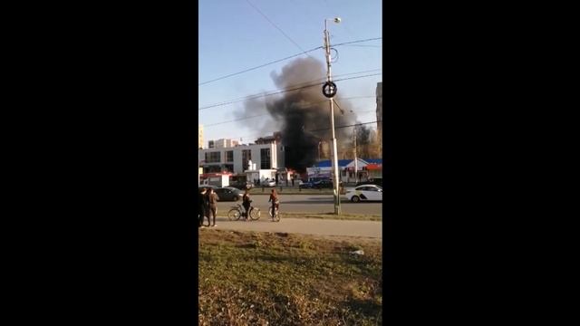 Пожар возле ТЦ Онежский смотреть онлайн