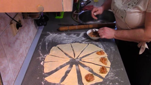 Очень быстрые и вкусные КРУАСАНЫ из слоеного теста смотреть онлайн