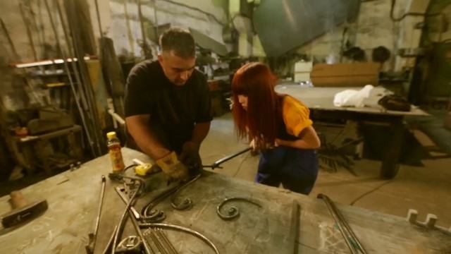 Девочка Катя vs. Кованный забор смотреть онлайн