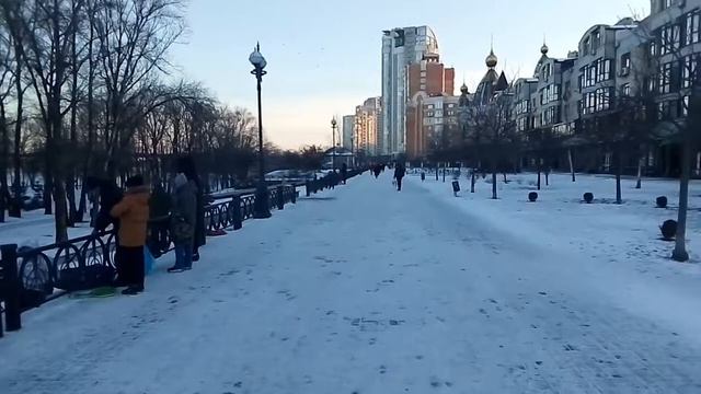 Зимняя Оболонская набережная в Киеве на Оболони. Прогулки по Киеву. смотреть онлайн