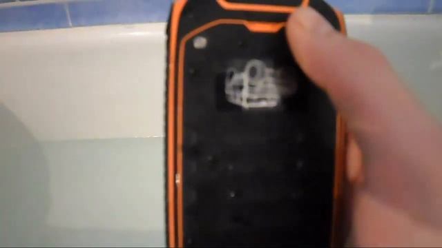 Тест на влагозащищенность Hummer H1 Smartphone