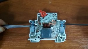 Как устроен автоматический выключатель. Расшифровка маркировки, принцип работы. Правильная установк