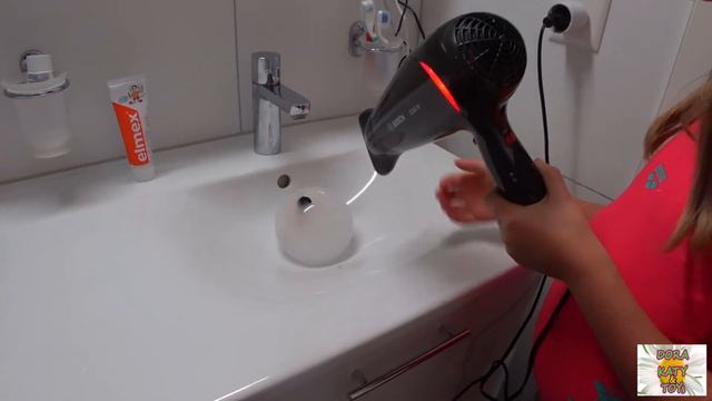 ЖАРА. Ледяные киндерсюрпризы. Эльза замуровала куколок в лед и заморозила девочек. смотреть онлайн