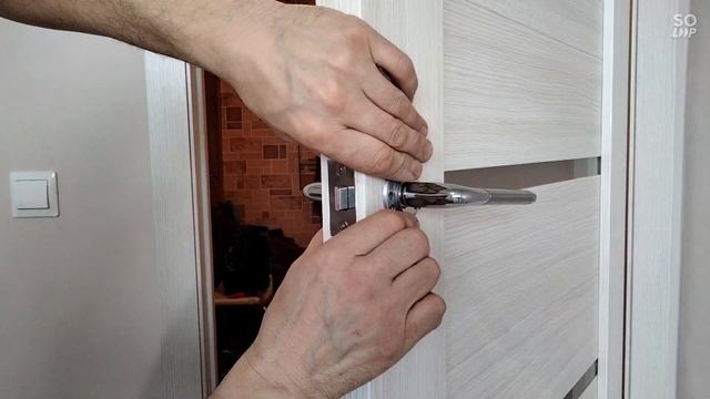 врезка защёлки с ручкой в межкомнатные двери смотреть онлайн