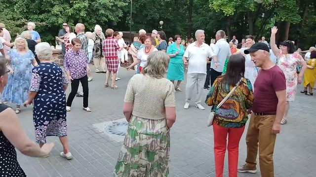 17.06.23г."Отцвела СИРЕНЬ в Моём САДОЧКЕ"...на танцполе. смотреть онлайн