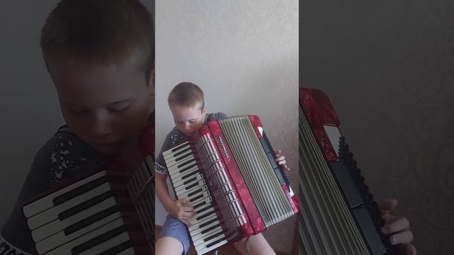 маленький аккордеонист 10 лет шикарно играет на таком сложном инструменте @bq_warrior3376 смотреть онлайн