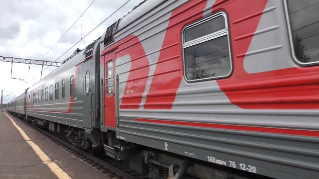 Электровоз ЭП1М-724 с пассажирским поездом смотреть онлайн