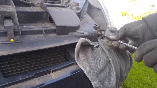 Front Indicator Bulb Change - Ford Fiesta MK6 смотреть онлайн