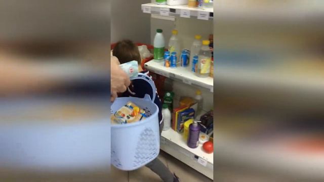 Марк и Марта играют в МАГАЗИН ПРОДУКТОВ. Настоящие ПРОДАВЦЫ. смотреть онлайн