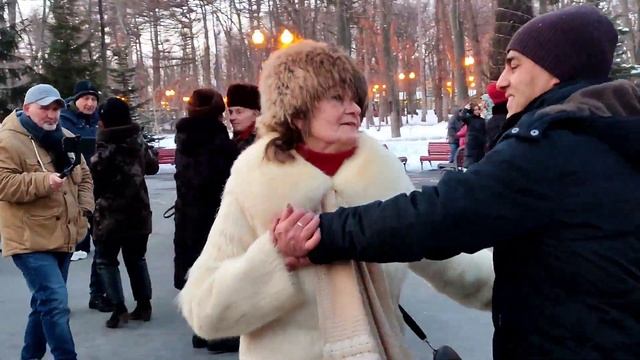 ПОДАРИТЕ ЖЕНЩИНАМ ЛЮБОВЬ!??❤️/ТАНЦЫ В ПАРКЕ ГОРЬКОГО ХАРЬКОВ ФЕВРАЛЬ 2022 смотреть онлайн