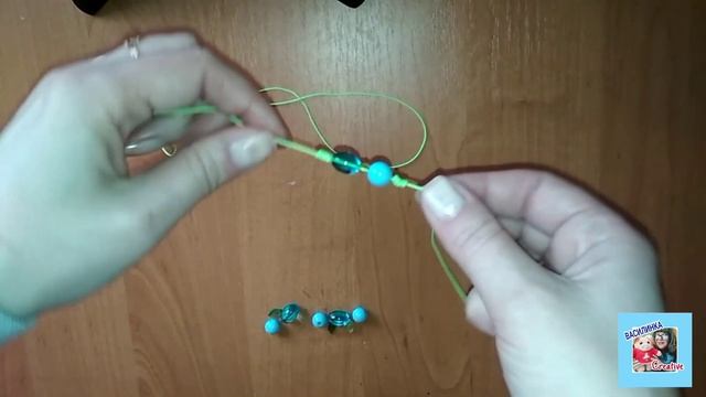 Simple macrame bracelet with knotted threads/Простой браслет на нитке с узелками при помощи трубочк смотреть онлайн