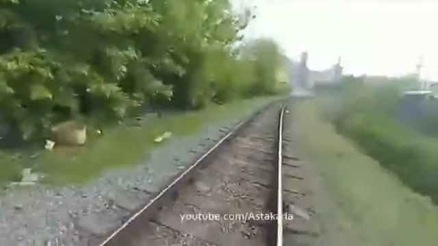 Во Владивостоке мотоциклист едва не попал под поезд смотреть онлайн