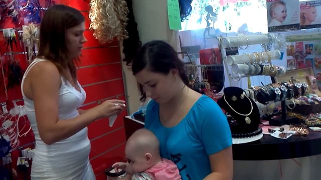 Прокалываем ушки Лианке смотреть онлайн