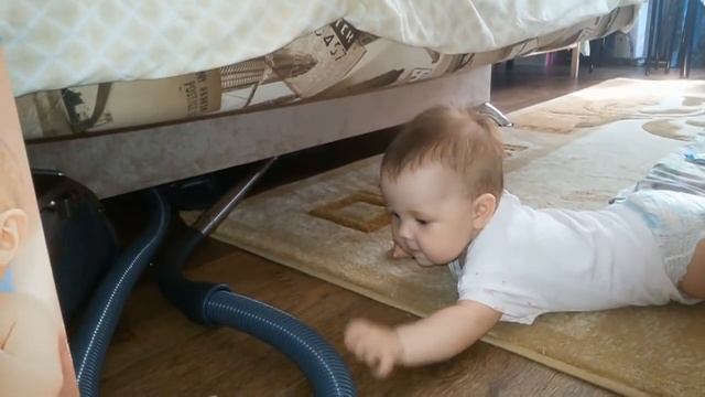 Ребенку 6 месяцев. Дочка учится ползать/ daughter learning to crawl смотреть онлайн