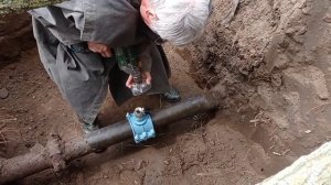 врезка в трубу водопровода.